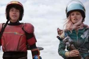 munro-chambers-and-laurence-leboeuf-star-in-turbo-kid