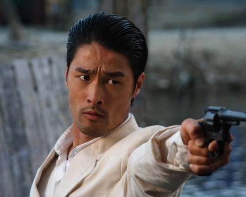 Johnny-Nguyen-points-his-gun.jpg