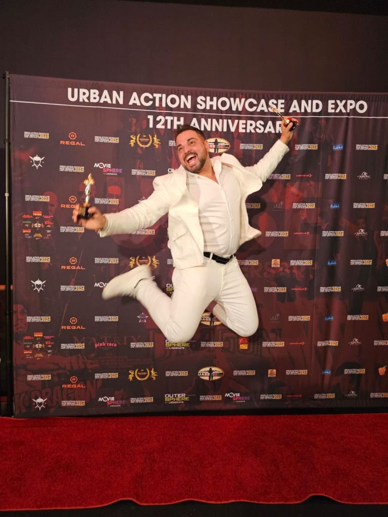 Nacho celebrando en alfombra roja Film Combat Syndicate