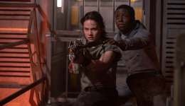 Cailee Spaeny and David Jonsson in ALIEN: ROMULUS (2024)