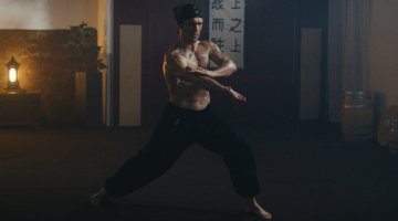 LionFist_02-800x450